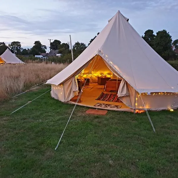 6 Guests - Bell Tent - Wood Stove - Views, hotel en Liverton