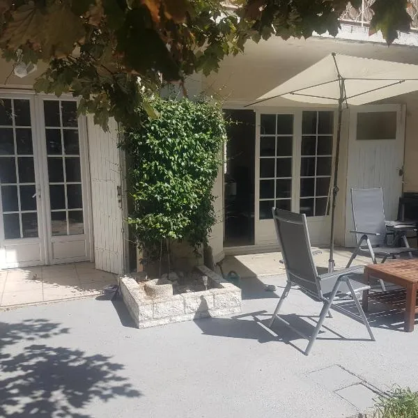 Grande maison avec 5 chambres et jardin, hotel in Avignon