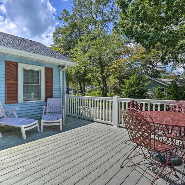 Dog-Friendly Waretown Home with Furnished Deck!, hotel v destinaci Waretown