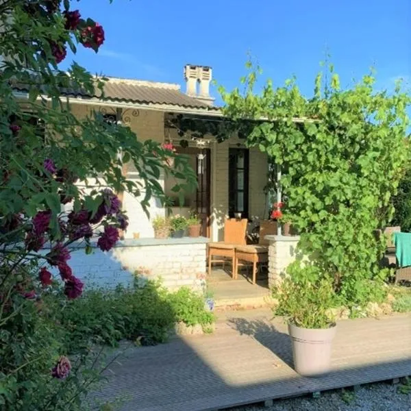 Gîte: À la courbe du fleuve, hotel in Godinne