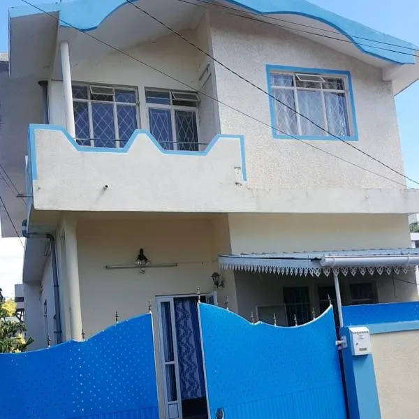 Adorable 2bedroom homestay, hotel v destinaci Beau Bassin