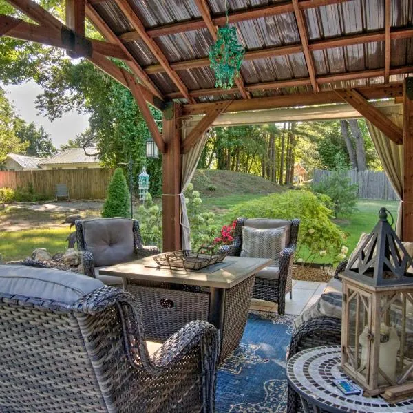 Charming Florence Getaway with Fireplace and Grill!, hotel in Florence