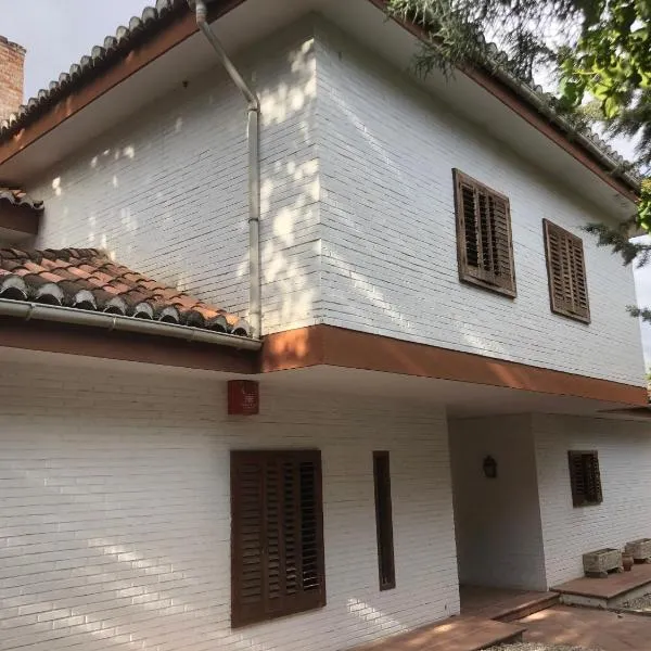 Estupenda Villa con piscina 5 minutos centro Granada Prohibido fiestas, hotel v destinácii Granada
