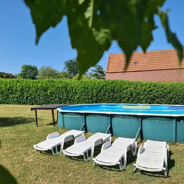 Grand Gite Avec Tennis et Piscine, hotel v destinaci Lalinde