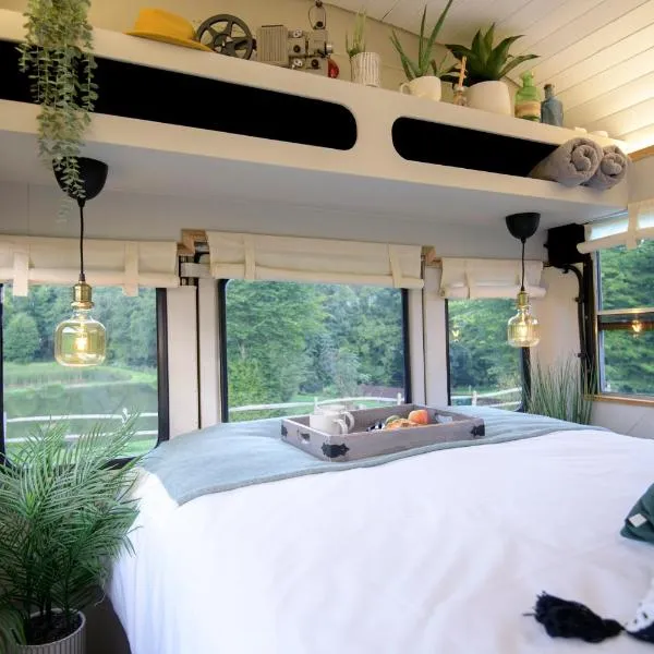 American School Bus Retreat with Hot Tub in Sussex Meadow, hôtel à Buxted