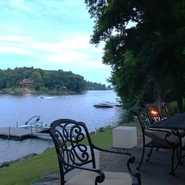Candlewood Lake - Cozy private room by the lake, hotel i New Preston