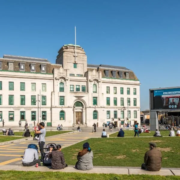 Equitable Hotel, hotel di Woolwich