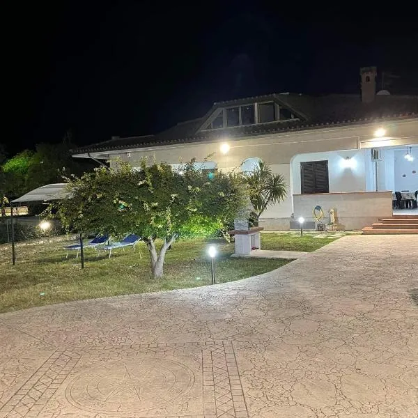 Villa Lidia & Attico degli artisti , TV SKY , Barbecue , parcheggio privato, giardino ad uso esclusivo, hotel in Minturno