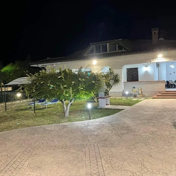 Villa Lidia & Attico degli artisti , TV SKY , Barbecue , parcheggio privato, giardino ad uso esclusivo, хотел в Минтурно