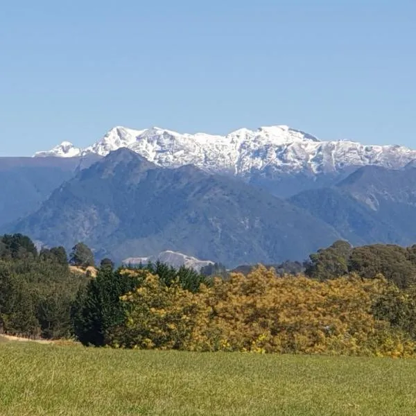 Blue Bell Cottage. Serene luxury farmstead, hotel in Lower Moutere