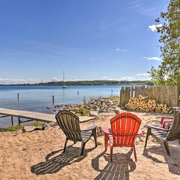 < 1 Mi to Dtwn Suttons Bay! Studio w/ Shared Beach, Hotel in Suttons Bay