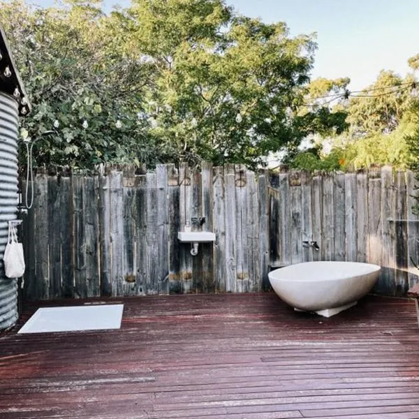 Luxury 6 metre Bell Tent & Outdoor Bathroom, WIFI, TV and firepit,, hotel v destinaci Coodanup