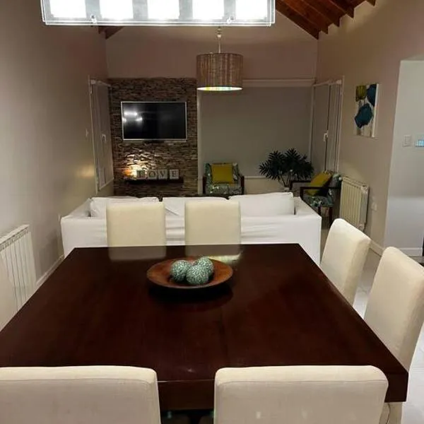 Casa Conesa, cálida súper confortable hasta 7 personas, hotel v destinaci Esquel