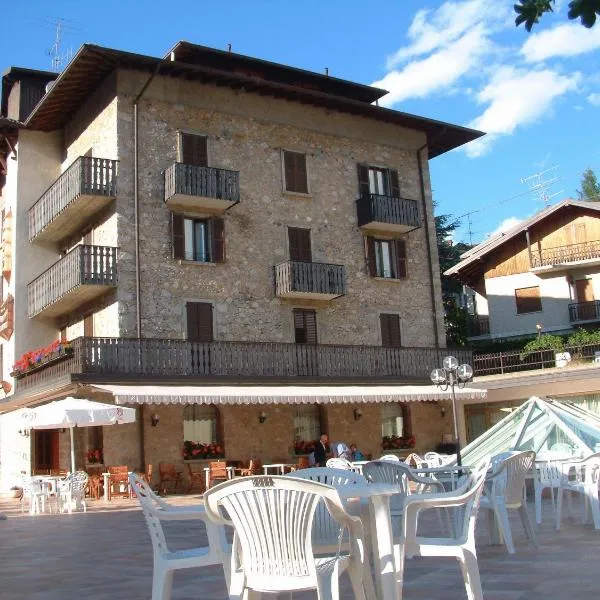 Hotel Carrara, hotell i Lenna