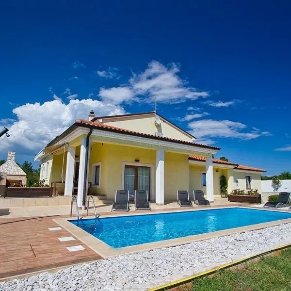Villa MAGGIE, hotel i Šišan