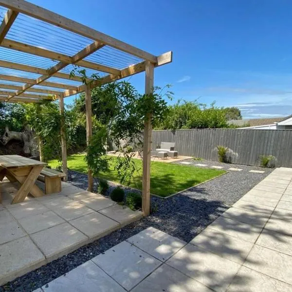 Cosy bungalow in countryside village near coast, hotel en Pembroke