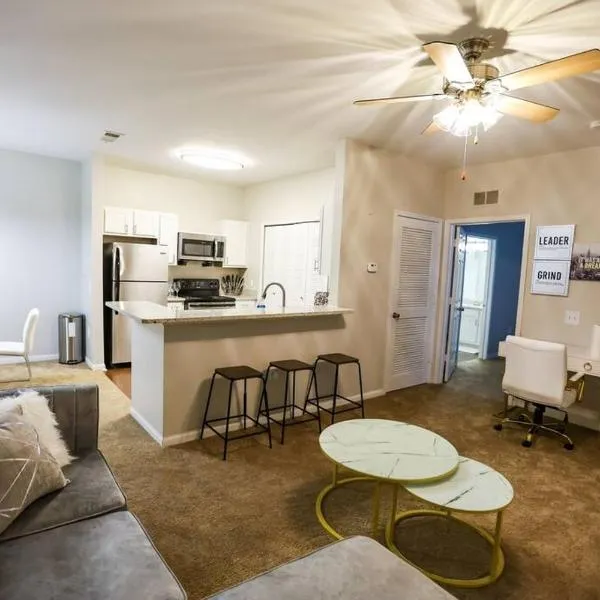 Lux 2BD 2BA minutes from the water, hotel v destinaci Pensacola