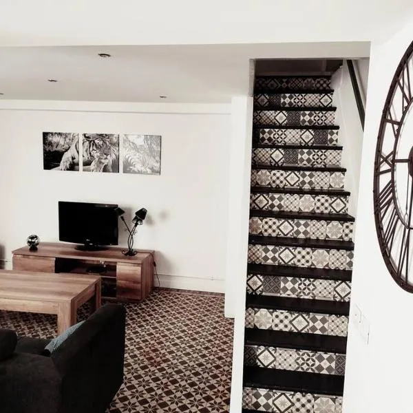 Superbe maison rénovée avec agréable jardin, hotel in Sainte-Catherine