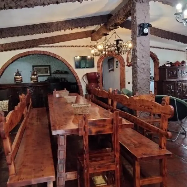 CASA TURÍSTICA Villa Carmen, CON AMPLIO JARDIN QUE INCLUYE BARBACOA, 2 PORCHES, PARKING PRIVADO Y PISCINA, Hotel in Arenzana de Abajo