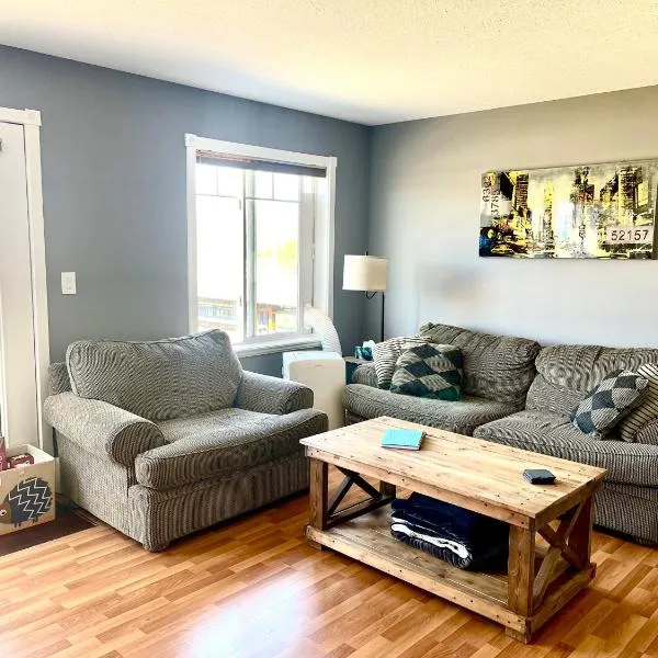 Top Floor Riverfront Condo with Stellar Sunsets!, hotel v destinaci Fort McMurray