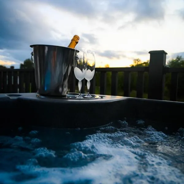 Newmore Highland Pods with Hot Tubs on NC500, hotel di Invergordon