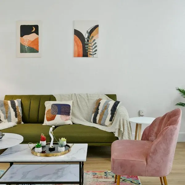 CozySuites Glendale by the stadium with pool 10, khách sạn ở Glendale