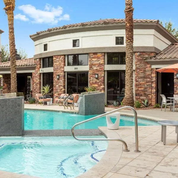 CozySuites Glendale by the stadium with pool 01, hotel a Glendale