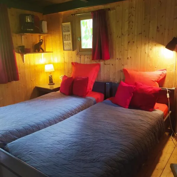 CABANE CERISE DANS L'ARBRE Etapeboisee: Fumay şehrinde bir otel