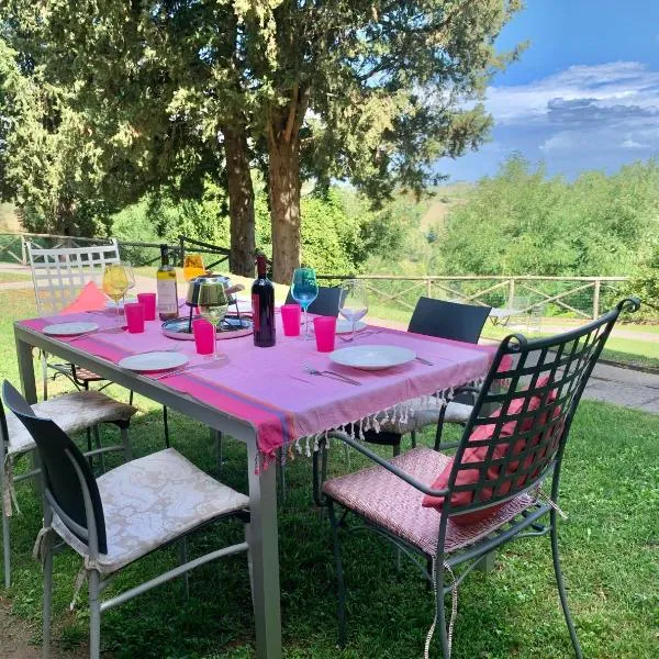 Incantevole borgo con piscine, hotel em Colleoli