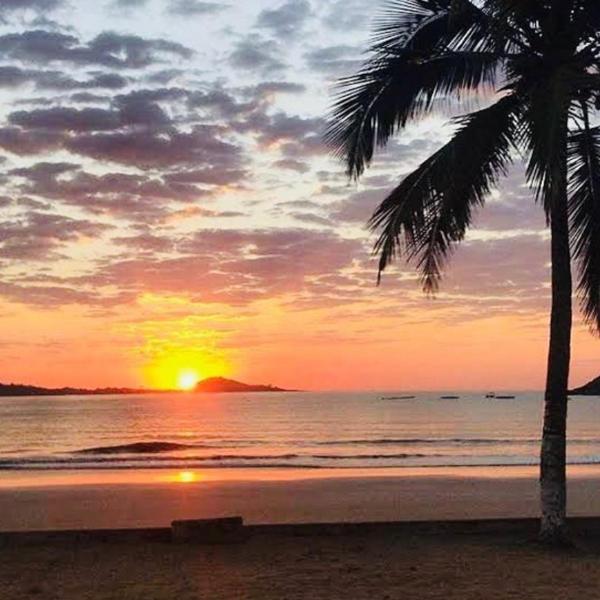 Apartamento Frente para o Mar - Varandão com Blindex - Vista para o Mar - 1 Suite e mais 2 Quartos-Ar Condicionado - 2 Vagas - BEIRA MAR - 70 metros da Praia ,TVS SMART GERAL -WI-FI -DISNEY PLUS- PORT 24 HORAS-KIT PRAIA-ROUPA DE CAMA 2 XCASAIS - Foto 5