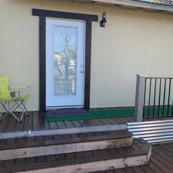 Cozy Guesthouse with view from large deck, hotel in Prescott Valley