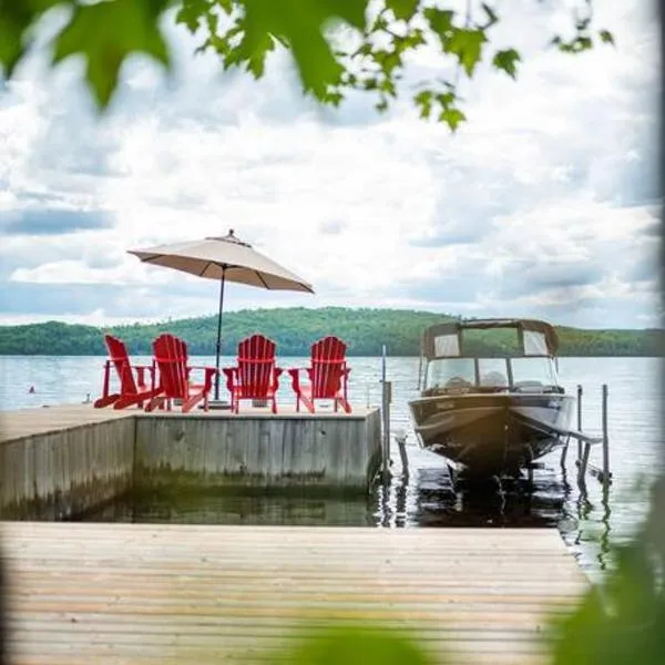Private Cliffside Chalet Nestled in Nature With Western Sunsets & Waterfront Access Near Algonquin Park、Barrys Bayのホテル