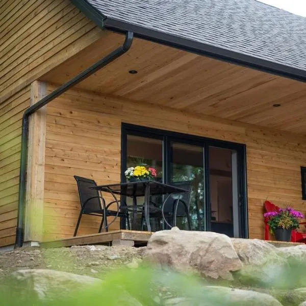 Private Off Grid Chalet Nestled in Nature With Waterfront Access Near Algonquin Park, hotel v destinaci Barrys Bay