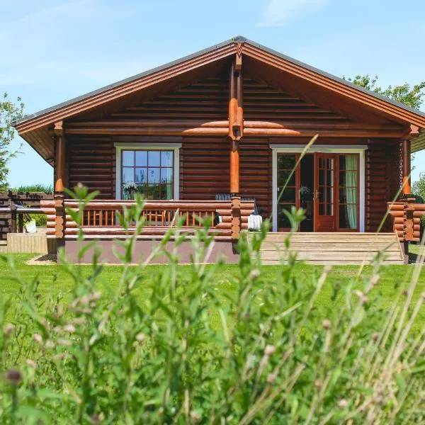 Bunnahahbain - Two Bedroom Luxury Log Cabin with Private Hot Tub, hotel in Berwick-Upon-Tweed