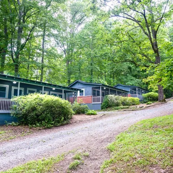 Foggy Bottom Cabins, hotel en Etowah