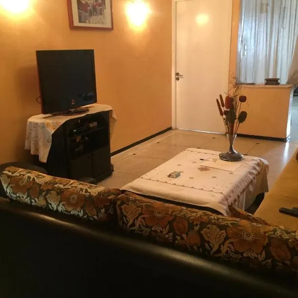 Room in Guest room - Property located in a quiet area close to the train station and town, hotel v destinaci Casablanca