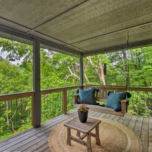 Cozy Clayton Cabin with Deck and Mountain Views!, hotel in Clayton
