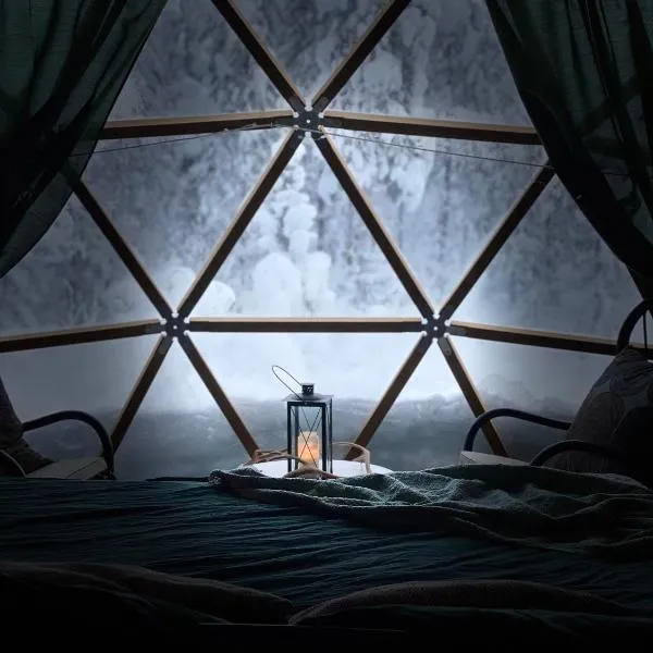 Aurora Igloo Fireplace-heated Tents in a secret forest with private Jacuzzi and shared sauna bathroom and dog friendly, hotel v destinaci Rovaniemi