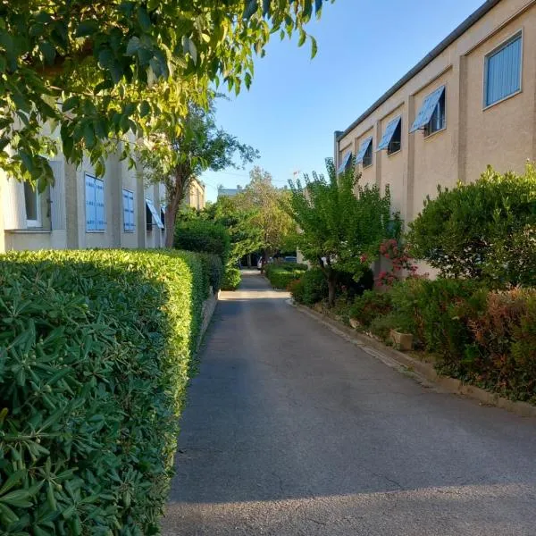 Appartement dans résidence calme et parking privé, hotel en La Ciotat