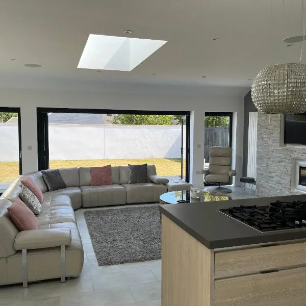 Perfect 4 bedroom 2 bathroom Home, hotel v destinaci Edinburgh