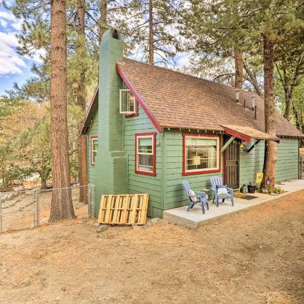 Wrightwood Cabin with Cozy Interior!, hotel v destinaci Wrightwood