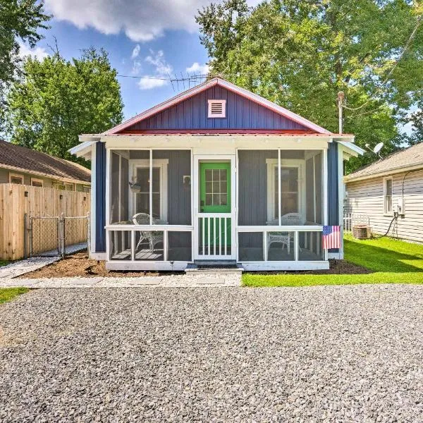 Chic Cottage with Private Yard Steps to Beach!, hotel v destinaci Colonial Beach