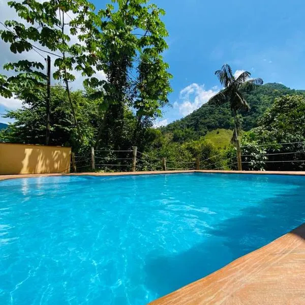 San Francisco에 위치한 호텔 hermosa cabaña villa majo, cuenta con el espectacular rio santo domingo