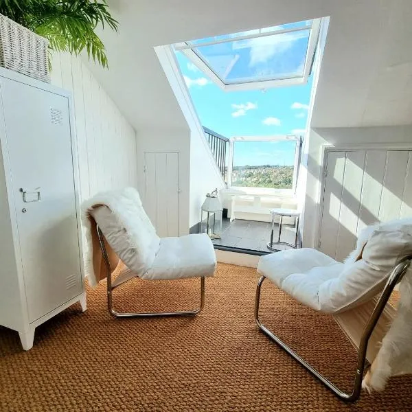 West Hill Retreat Chic Loft Seaview Balcony Studio, hotel en Hastings