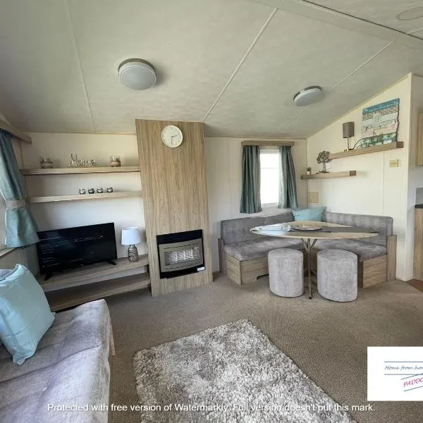 Robin hood Caravan park North Wales Free Wi-Fi and Smart TVs Passes not included, готель у місті Ріл