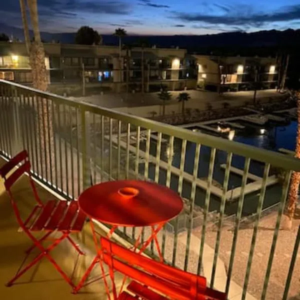 Private Oasis Condo with River views across from Laughlin, hotel em Bullhead City