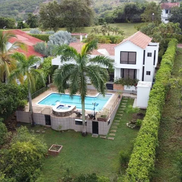 Amazing Finca House Private Swimming Pool & Air Conditioner, hotel in Alejandro Bernate