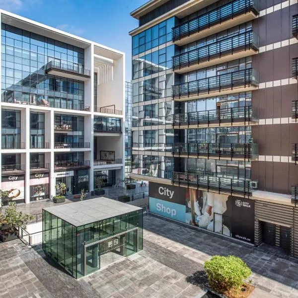 Luxury Apartment with Pool, Patio & Gym in City Walk By ĀYA Boutique โรงแรมในดูไบ