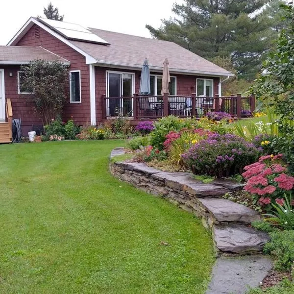 Spacious country retreat close to town and nature, Sylvana Farm VT, hotel en Barre