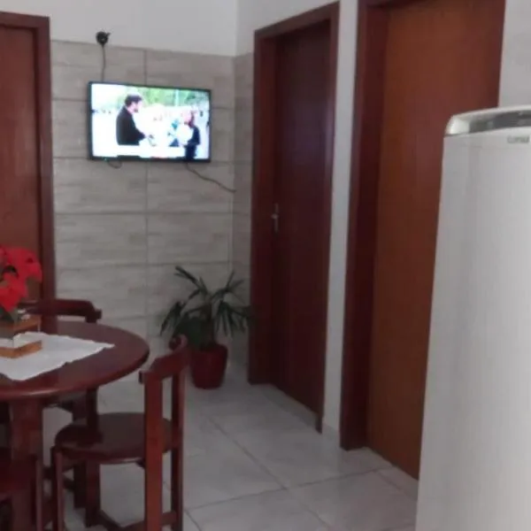 Apartamento a poucos minutos do Aeroporto de Floripa e das Praias do Sul da Ilha, hotel v destinaci Florianópolis